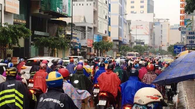 Cửa ngõ sân bay Tân Sơn Nhất hỗn loạn đầu tuần - ảnh 3
