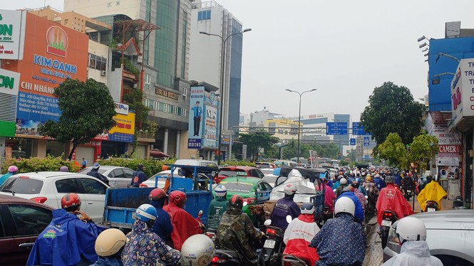 Cửa ngõ sân bay Tân Sơn Nhất hỗn loạn đầu tuần - ảnh 4