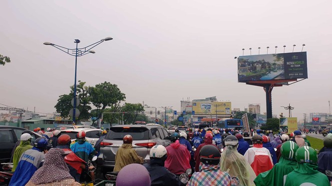 Cửa ngõ sân bay Tân Sơn Nhất hỗn loạn đầu tuần - ảnh 5