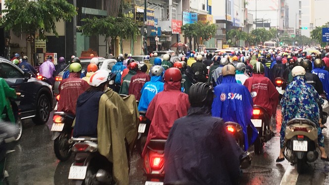 Cửa ngõ sân bay Tân Sơn Nhất hỗn loạn đầu tuần - ảnh 7