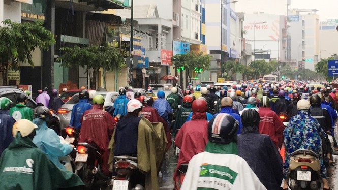 Cửa ngõ sân bay Tân Sơn Nhất hỗn loạn đầu tuần - ảnh 8