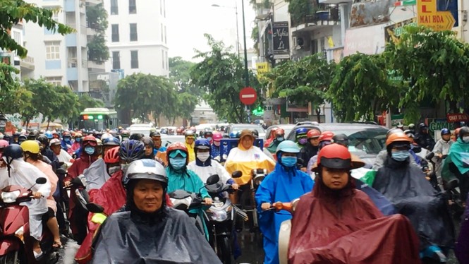 Cửa ngõ sân bay Tân Sơn Nhất hỗn loạn đầu tuần - ảnh 9