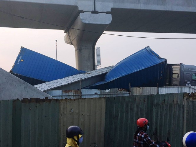 Xe container kéo sập dầm cầu bộ hành đang xây ở cửa ngõ Sài Gòn - ảnh 1
