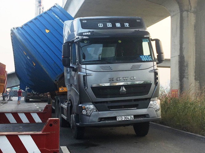 Xe container kéo sập dầm cầu bộ hành đang xây ở cửa ngõ Sài Gòn - ảnh 2