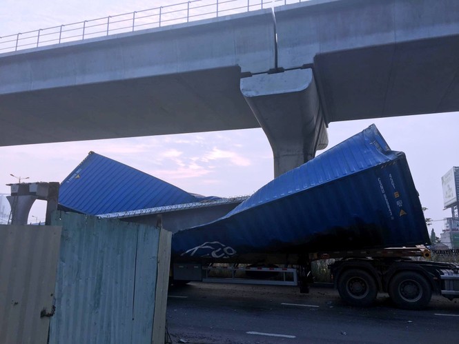Xe container kéo sập dầm cầu bộ hành đang xây ở cửa ngõ Sài Gòn - ảnh 3