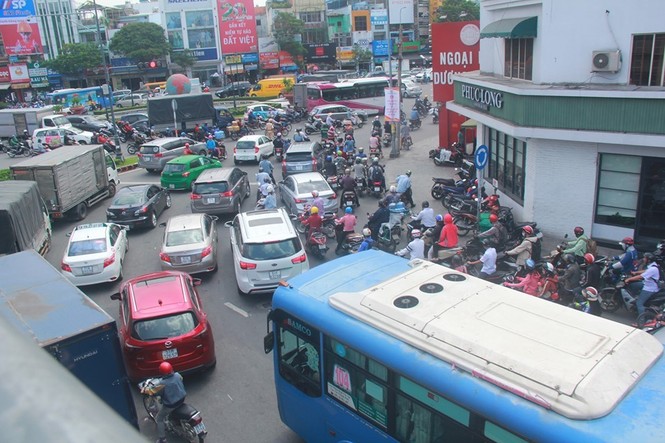 Cửa ngõ sân bay Tân Sơn Nhất kẹt xe kinh hoàng giữa trưa - ảnh 3