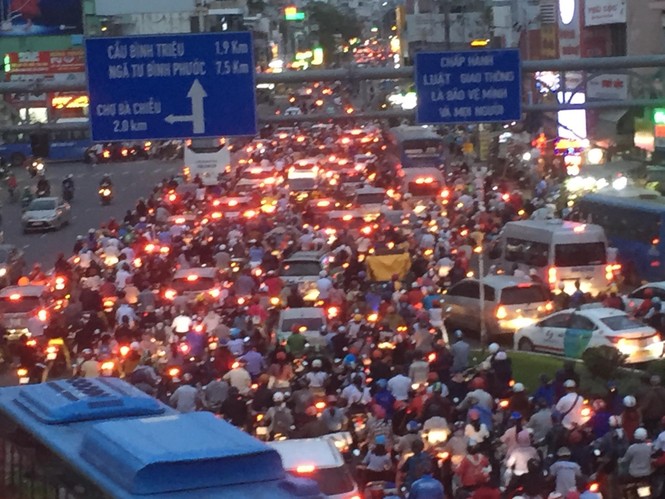 Cửa ngõ Sài Gòn kẹt xe kinh hoàng trước trận Việt Nam vs Thái Lan - ảnh 1