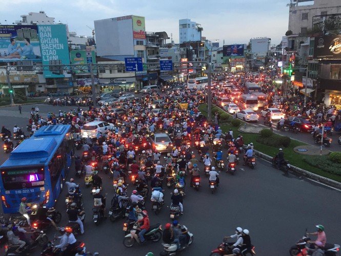 Cửa ngõ Sài Gòn kẹt xe kinh hoàng trước trận Việt Nam vs Thái Lan - ảnh 4