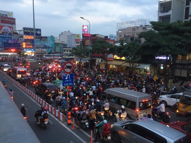 Cửa ngõ Sài Gòn kẹt xe kinh hoàng trước trận Việt Nam vs Thái Lan - ảnh 6