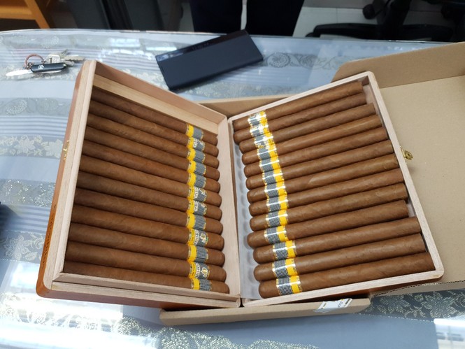 Giấu gần 2.500 điếu xì gà Cuba trong hành lý máy bay về Việt Nam - ảnh 1