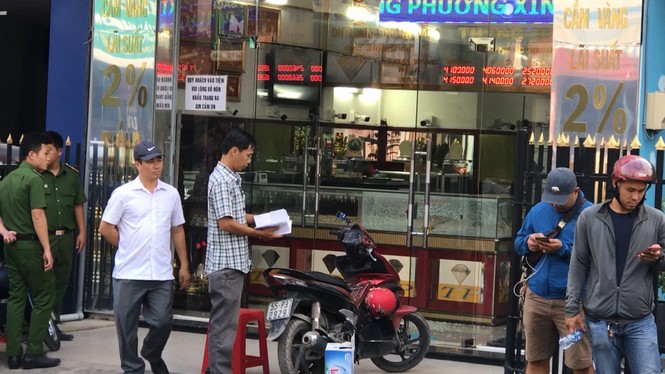 Bắt 2 tên cướp nổ súng táo tợn ở tiệm vàng Sài Gòn - ảnh 1