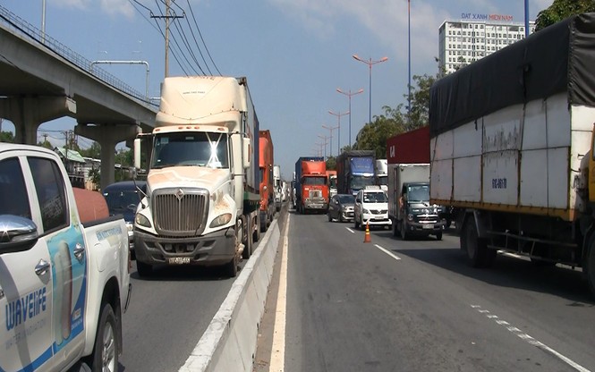 Tai nạn liên hoàn ít nhất 1 người chết, cửa ngõ Sài Gòn kẹt xe nghiêm trọng - ảnh 3