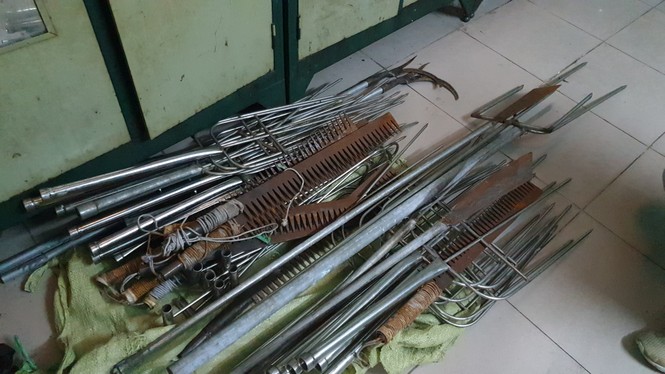 Phát hiện súng cùng nhiều hung khí nguy hiểm trong nhà người phụ nữ ở Sài Gòn - ảnh 1