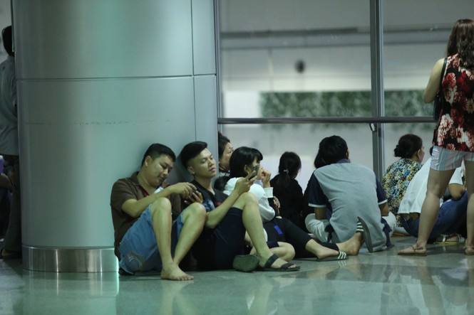 Ngủ gục ở sân bay Tân Sơn Nhất đón Việt kiều về quê ăn tết - ảnh 9