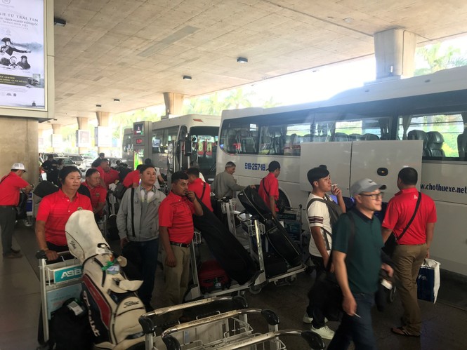 Ngủ gục ở sân bay Tân Sơn Nhất đón Việt kiều về quê ăn tết - ảnh 11