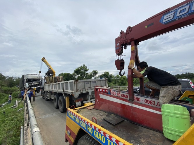 Nhân chứng vụ ô tô 'đấu đầu' 8 người chết tiếc nuối vì không đủ dụng cụ cứu nạn - ảnh 1