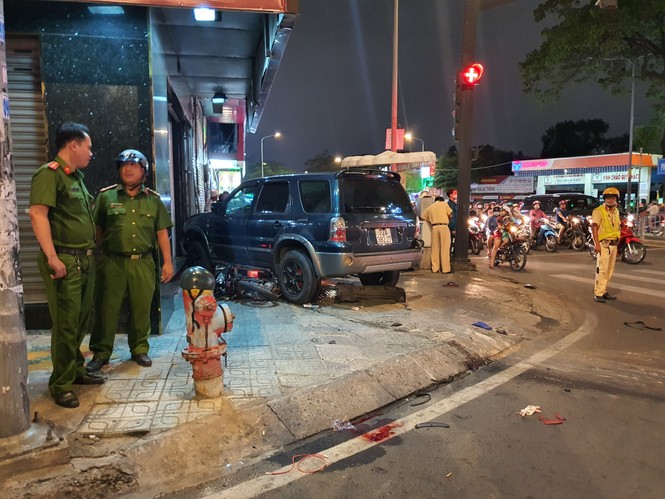Ô tô 'điên' tông nhiều xe máy tại giao lộ rồi lao lên vỉa hè, 4 người bị thương - ảnh 1
