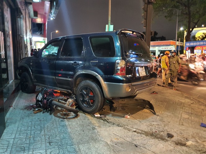 Ô tô 'điên' tông nhiều xe máy tại giao lộ rồi lao lên vỉa hè, 4 người bị thương - ảnh 2