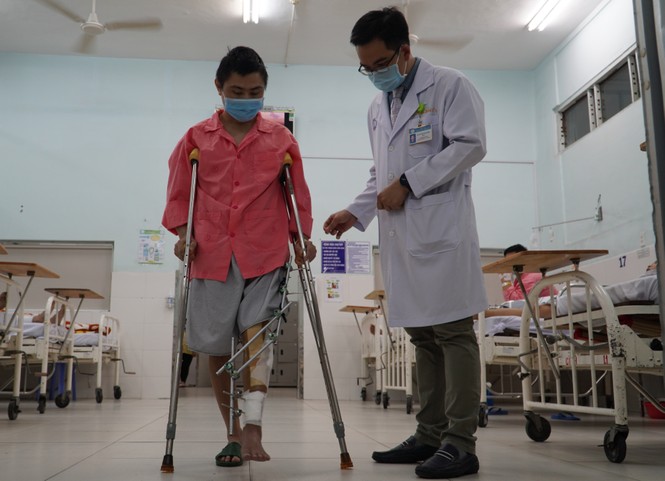 Lần đầu tiên đưa vật liệu 'siêu đặc biệt' từ nước ngoài về ghép cho người bị ung thư xương - ảnh 2