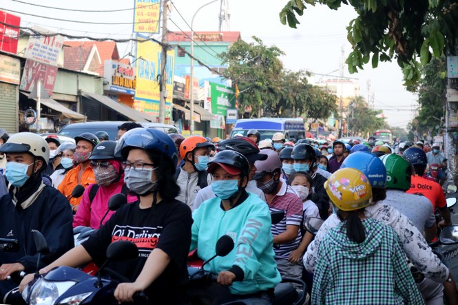 Cửa ngõ TPHCM ùn tắc nghiêm trọng sáng cuối tuần - ảnh 2