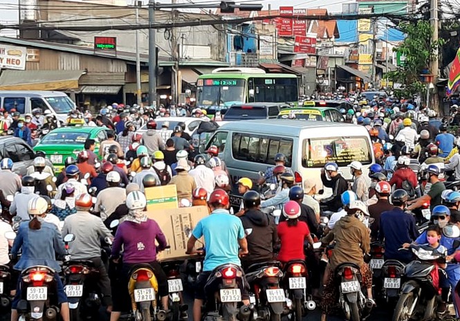 Cửa ngõ TPHCM ùn tắc nghiêm trọng sáng cuối tuần - ảnh 1