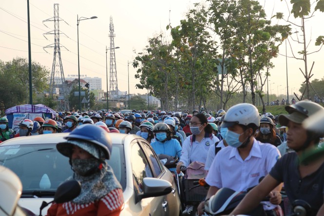 Cửa ngõ TPHCM ùn tắc nghiêm trọng sáng cuối tuần - ảnh 4