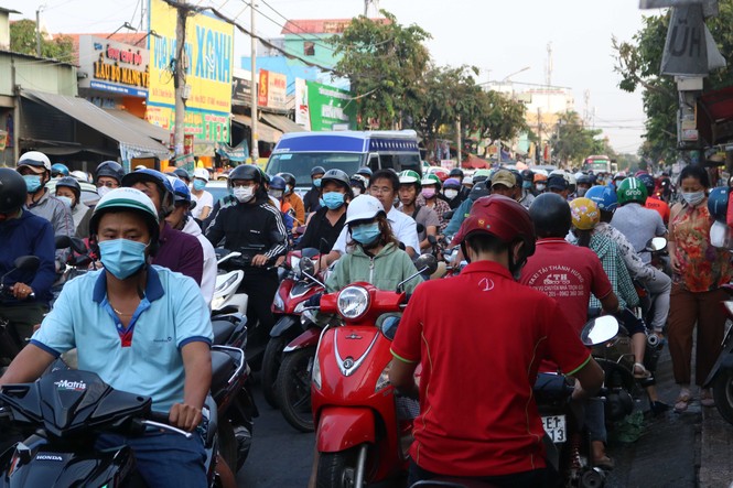 Cửa ngõ TPHCM ùn tắc nghiêm trọng sáng cuối tuần - ảnh 5