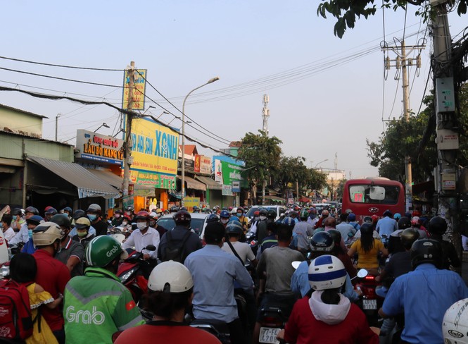 Cửa ngõ TPHCM ùn tắc nghiêm trọng sáng cuối tuần - ảnh 6