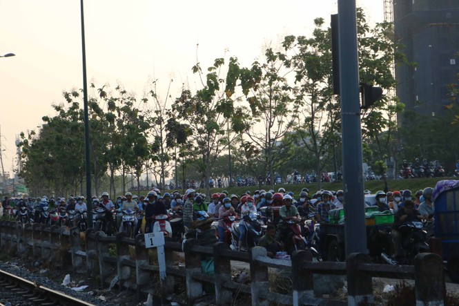 Cửa ngõ TPHCM ùn tắc nghiêm trọng sáng cuối tuần - ảnh 7