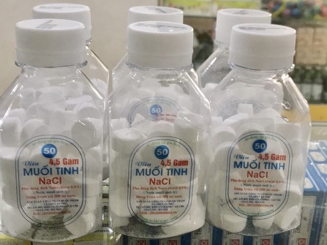 Lượng hàng có sẵn tại một nhà thuốc trên phố Lương Định Của (Hà Nội), giá cả niêm yết công khai, nước muối sinh lý chai 1 lít giá 8.000/ chai - ảnh 8