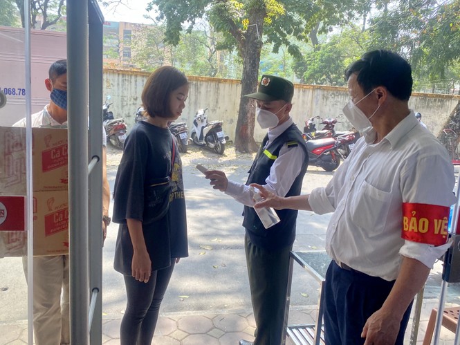 Lượng hàng có sẵn tại một nhà thuốc trên phố Lương Định Của (Hà Nội), giá cả niêm yết công khai, nước muối sinh lý chai 1 lít giá 8.000/ chai - ảnh 10