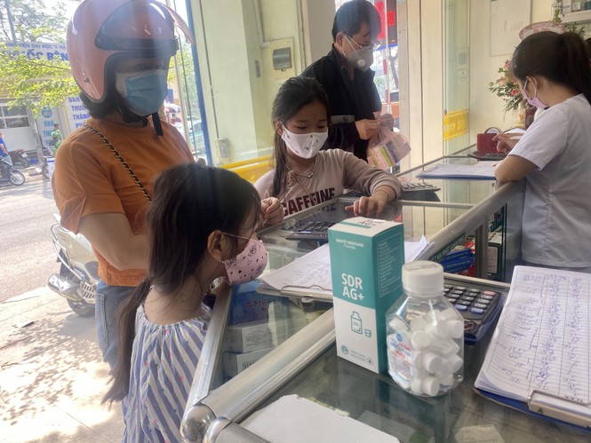 Lượng hàng có sẵn tại một nhà thuốc trên phố Lương Định Của (Hà Nội), giá cả niêm yết công khai, nước muối sinh lý chai 1 lít giá 8.000/ chai - ảnh 6