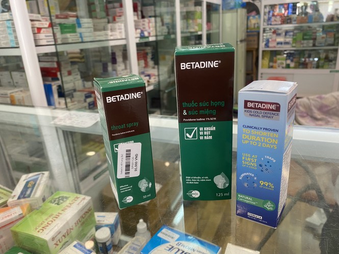 Lượng hàng có sẵn tại một nhà thuốc trên phố Lương Định Của (Hà Nội), giá cả niêm yết công khai, nước muối sinh lý chai 1 lít giá 8.000/ chai - ảnh 5