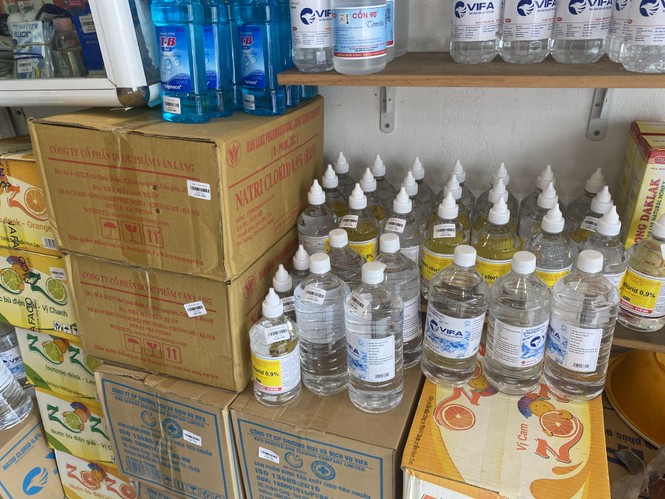 Lượng hàng có sẵn tại một nhà thuốc trên phố Lương Định Của (Hà Nội), giá cả niêm yết công khai, nước muối sinh lý chai 1 lít giá 8.000/ chai - ảnh 3