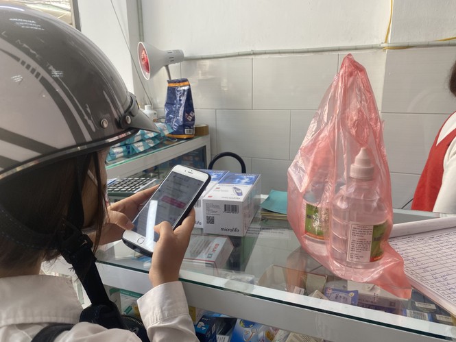 Lượng hàng có sẵn tại một nhà thuốc trên phố Lương Định Của (Hà Nội), giá cả niêm yết công khai, nước muối sinh lý chai 1 lít giá 8.000/ chai - ảnh 2