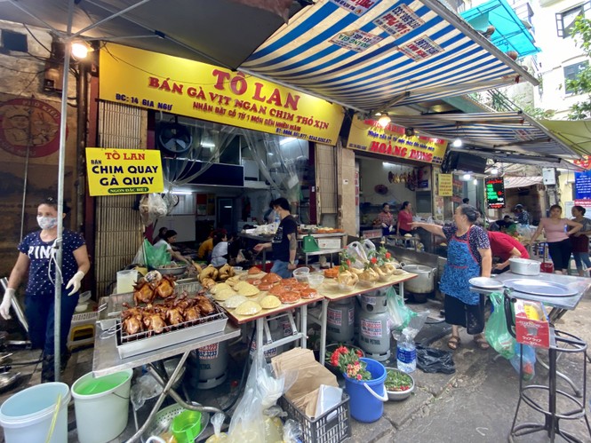 'Đỏ lửa' từ 4 giờ sáng, bán hàng trăm con gà cúng ngày rằm tháng 7 - ảnh 2