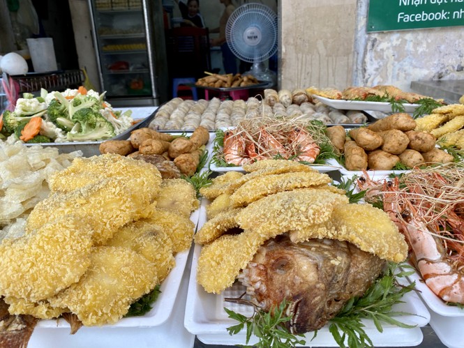 'Đỏ lửa' từ 4 giờ sáng, bán hàng trăm con gà cúng ngày rằm tháng 7 - ảnh 3