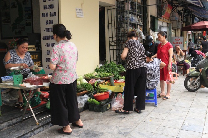 'Đỏ lửa' từ 4 giờ sáng, bán hàng trăm con gà cúng ngày rằm tháng 7 - ảnh 1