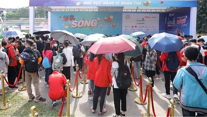 Các bạn trẻ 'đội nắng' trải nghiệm Sóng Festival, BTC phát thêm 1.000 thẻ chip miễn phí - ảnh 1