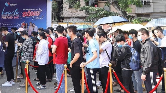 Các bạn trẻ 'đội nắng' trải nghiệm Sóng Festival, BTC phát thêm 1.000 thẻ chip miễn phí - ảnh 2