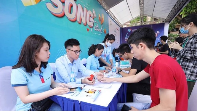 Các bạn trẻ 'đội nắng' trải nghiệm Sóng Festival, BTC phát thêm 1.000 thẻ chip miễn phí - ảnh 3