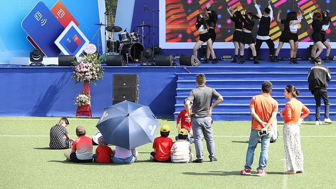 Các bạn trẻ 'đội nắng' trải nghiệm Sóng Festival, BTC phát thêm 1.000 thẻ chip miễn phí - ảnh 6