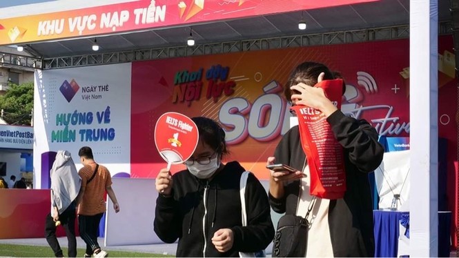 Các bạn trẻ 'đội nắng' trải nghiệm Sóng Festival, BTC phát thêm 1.000 thẻ chip miễn phí - ảnh 5