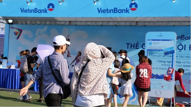 Các bạn trẻ 'đội nắng' trải nghiệm Sóng Festival, BTC phát thêm 1.000 thẻ chip miễn phí - ảnh 4