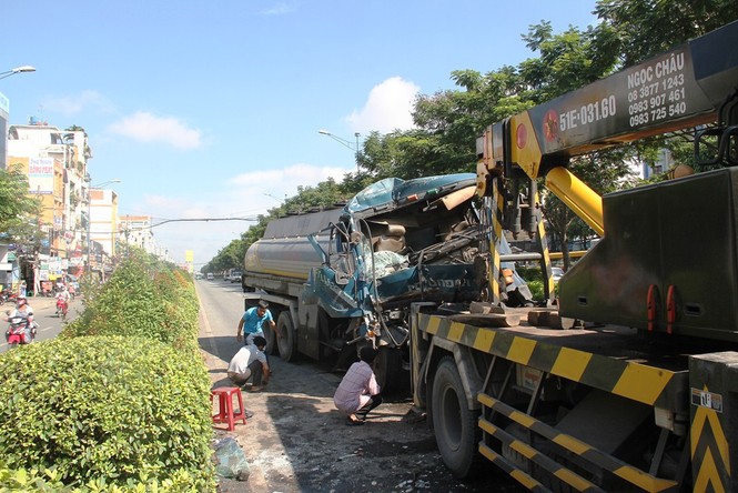 Xe bồn nát bét đầu sau cú tông đuôi container - ảnh 1