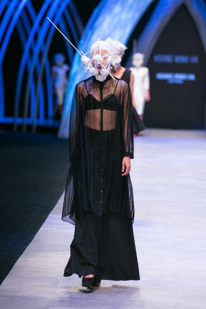 Dàn người mẫu 'giấu mặt' bùng nổ trên sàn catwalk - ảnh 12