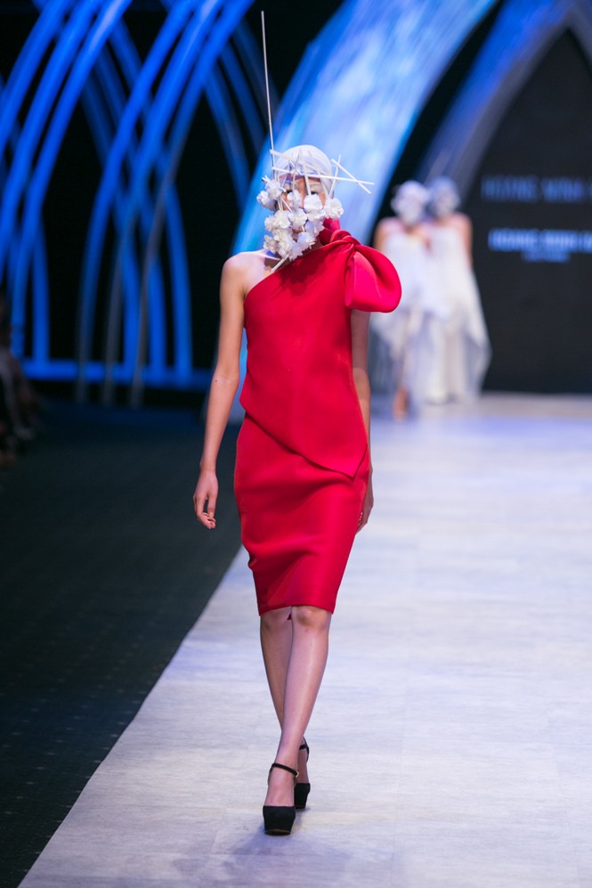 Dàn người mẫu 'giấu mặt' bùng nổ trên sàn catwalk - ảnh 9