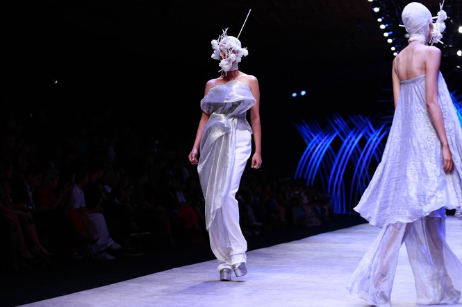 Dàn người mẫu 'giấu mặt' bùng nổ trên sàn catwalk - ảnh 7
