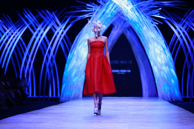 Dàn người mẫu 'giấu mặt' bùng nổ trên sàn catwalk - ảnh 10