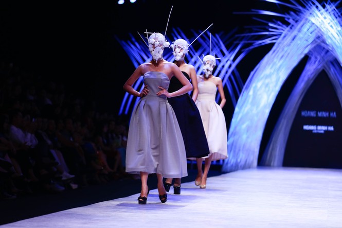 Dàn người mẫu 'giấu mặt' bùng nổ trên sàn catwalk - ảnh 1